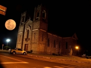 Catarinenses observam Superlua na noite de segunda-feira