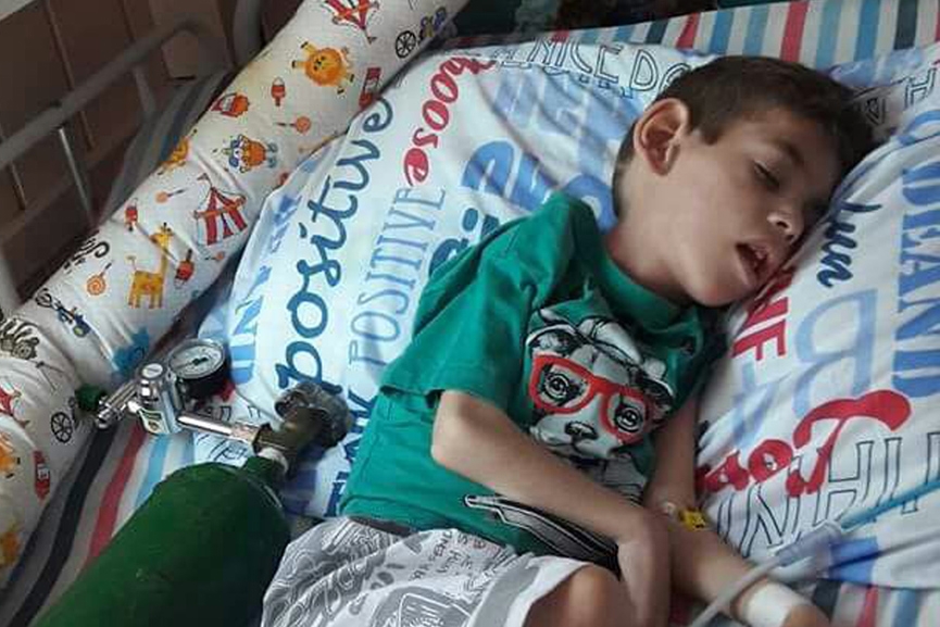 Fam�lia de menino de sete anos com hiperamonemia pede ajuda da comunidade
