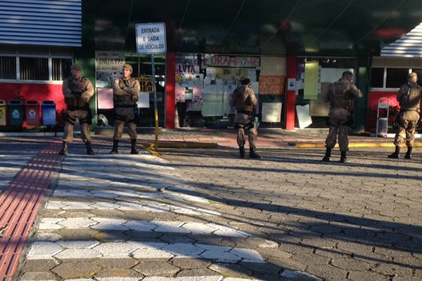 Estudantes desocupam a reitoria da Udesc em Florian�polis ap�s 24 dias