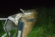 Ve�culo conduzido garoto de 15 anos capota e passageiro morre no Oeste de SC