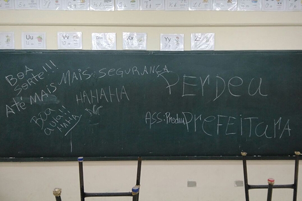 Ladr�es deixam recado em lousa ao arrombar escola: 'mais seguran�a' 