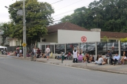 Pais fazem fila para retirar senha de matr�cula na Escola Hon�rio Miranda
