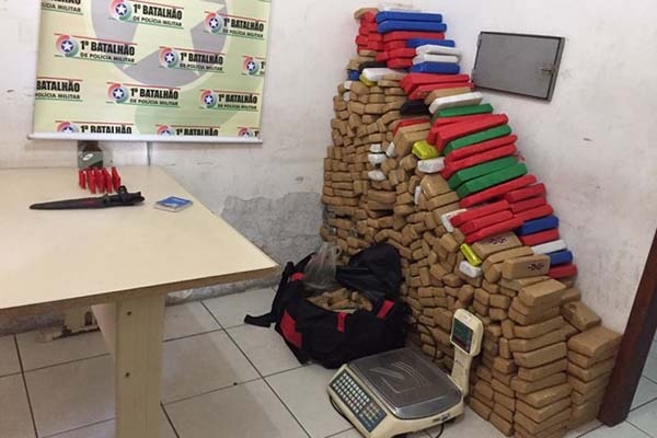 Pol�cia apreende 437 kg de maconha dentro de resid�ncia em Itaja�