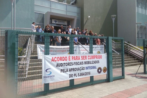 Auditores paralisam atividades 3 dias por semana em SC h� mais de 1 m�s