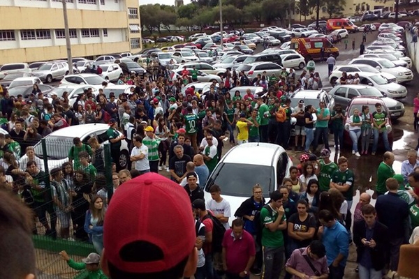 Torcedores da Chapecoense fazem vig�lia em frente � sede do time