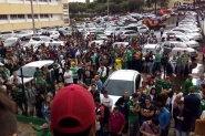 Torcedores da Chapecoense fazem vig�lia em frente � sede do time
