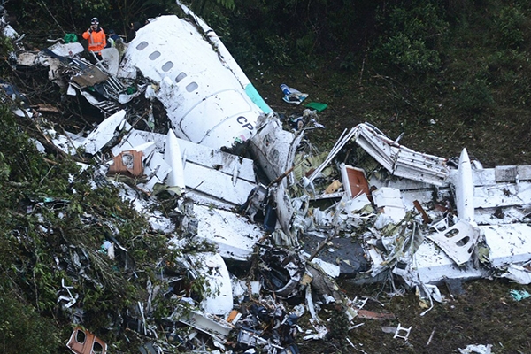Vinte corpos de vtimas da queda de avio da Chapecoense j foram identificados, diz Itamaraty
