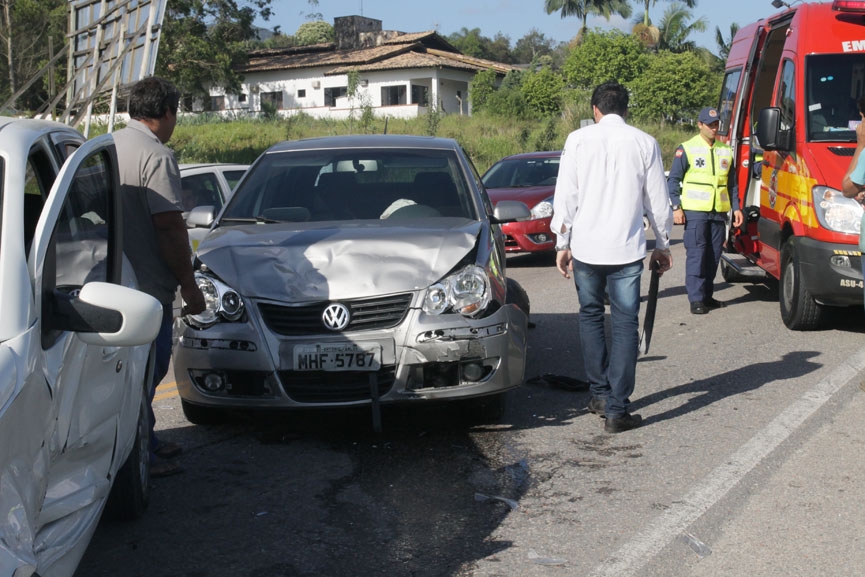 Carros colidem na Rodovia Ivo Silveira, em Gaspar