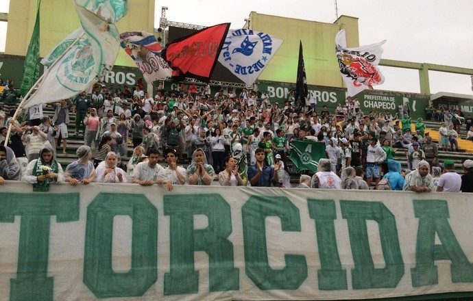 Com 10 jogadores, Chapecoense faz for�a-tarefa para montar time