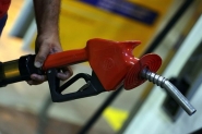 Aps duas quedas, Petrobras eleva preo da gasolina e diesel na refinaria