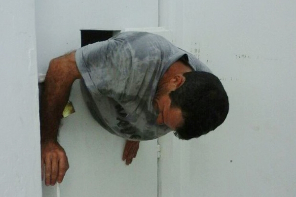 Detento tenta fugir e fica preso em buraco de 30cm na Delegacia de Balne�rio Pi�arras