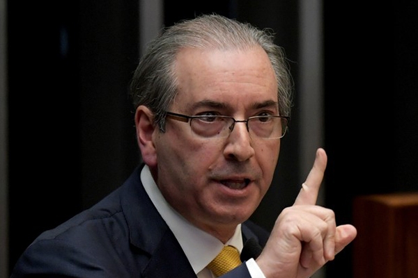 Lava Jato investiga se Cunha usava nome falso em banco na Sua