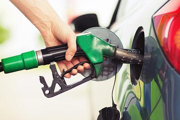 Gasolina e diesel ficam mais caros nas refinarias por causa reajuste