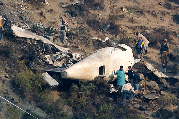 Paquisto ter que recorrer a DNA para identificar corpos de queda de avio