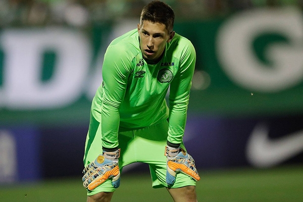 Goleiro Follmann ficou aliviado ao pousar no Brasil, diz mdico da Chapecoense