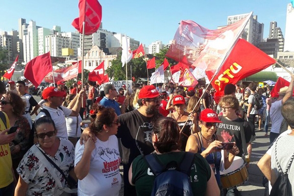 SC tem protesto ap�s aprova��o em 2� turno da PEC do teto de gastos