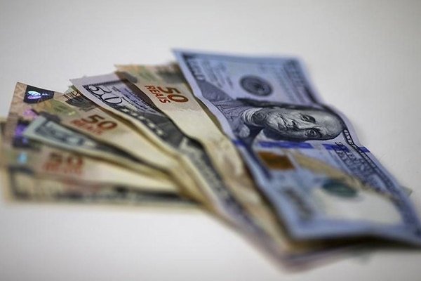 Dlar opera em alta aps Fed elevar juros nos EUA