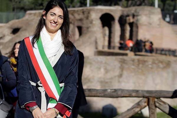 Polcia detm 'mo direita' da prefeita de Roma por corrupo