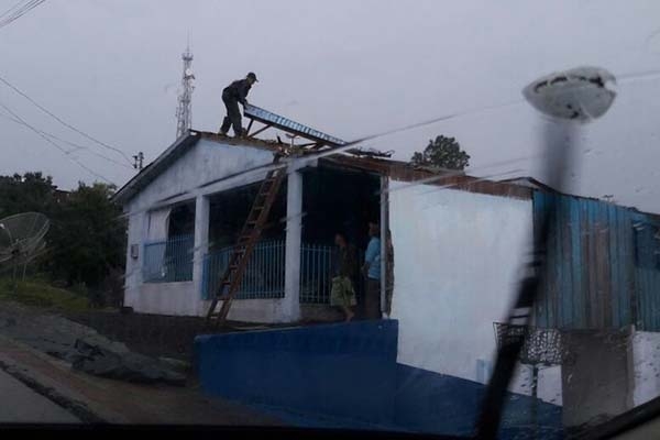 Temporal causa preju�zos a cerca de 100 resid�ncias em Palma Sola, SC
