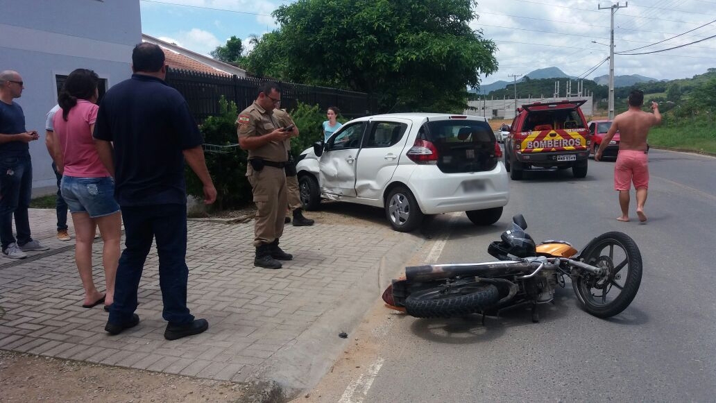 Acidente entre carro e moto deixa jovem ferido no bairro Gaspar Mirim