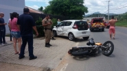 Acidente entre carro e moto deixa jovem ferido no bairro Gaspar Mirim