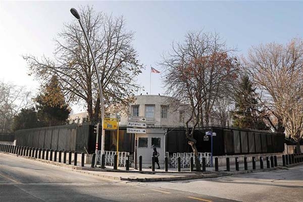 Homem dispara para o alto na frente da embaixada dos EUA na Turquia