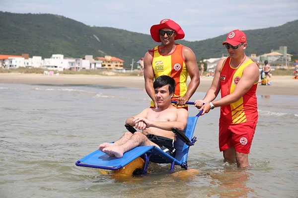 Praias de Palho�a passam a ter cadeira anf�bia para deficientes f�sicos