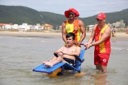 Praias de Palho�a passam a ter cadeira anf�bia para deficientes f�sicos