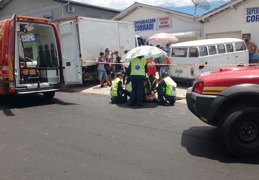 Motociclista morre ap�s colidir em Kombi parada no bairro Bateias, em Gaspar