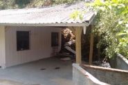 Deslizamento de terra atinge duas casas em Blumenau