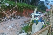 Chuva causa estragos em casas e com�rcios dos bairros Bateias e Barrac�o 
