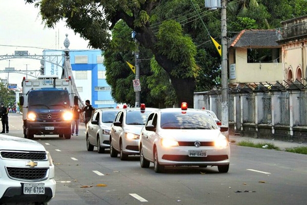 Aps mortes, 20 detentos so transferidos de cadeia em Manaus