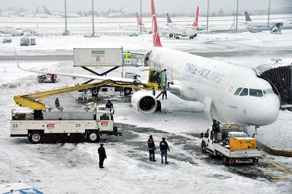 Forte nevasca obriga cancelamento de mais de 200 voos na Turquia