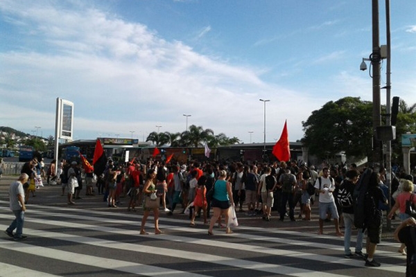 Florian�polis e Joinville t�m protestos contra aumento nas tarifas de �nibus