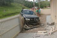 Carro derruba muro de residência em Ilhota