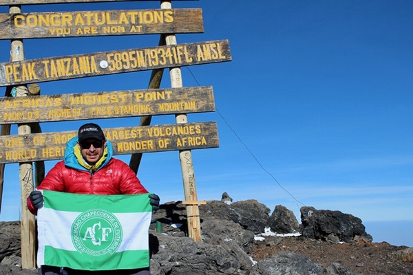 Alpinista escala maior montanha da �frica e homenageia Chapecoense