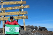 Alpinista escala maior montanha da �frica e homenageia Chapecoense