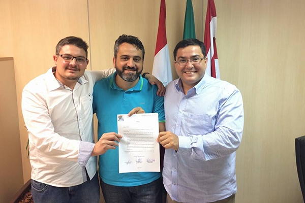 Vereadores de Blumenau dispensam carro e pedem passe livre em �nibus