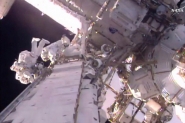 Astronautas dos EUA e Frana iniciam caminhada espacial
