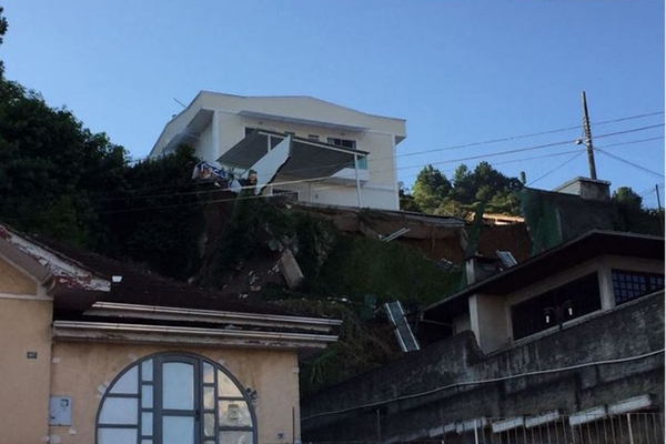 Fam�lias s�o retiradas de casa ap�s desmoronamento de muro em Blumenau