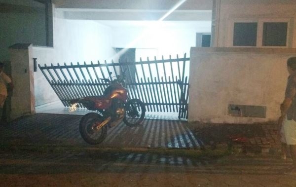 Motociclista empina moto, bate em muro e é levado ao Hospital de Gaspar
