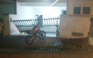 Motociclista empina moto, bate em muro e é levado ao Hospital de Gaspar