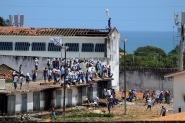 Presos voltam ao telhado de Alcauz; agentes controlam confronto
