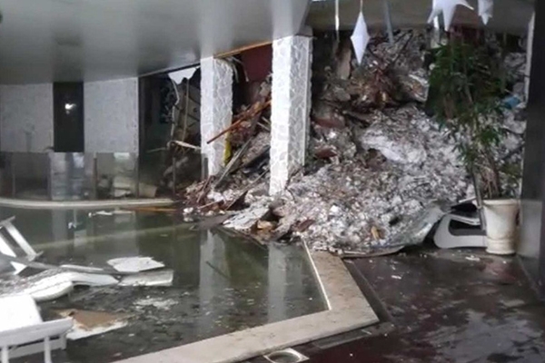 Avalanche aps terremoto atinge hotel e deixa mortos na Itlia
