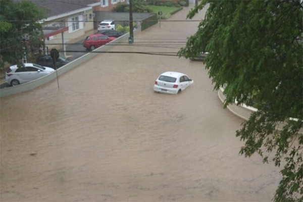 Temporal alaga ruas e deixa carros debaixo d'�gua em Joinville, SC