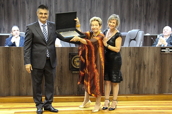Eulina Silveira recebe homenagem em Balne�rio Cambori�