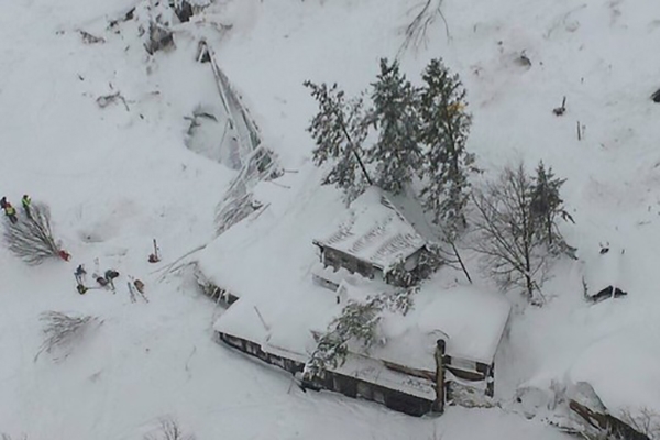 Equipes de resgate encontram sobreviventes em hotel atingido por avalanche na Itlia