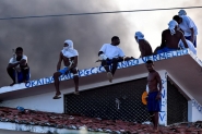 Maior penitenciria do RN tem 7 dia de motim; presos voltam ao telhado