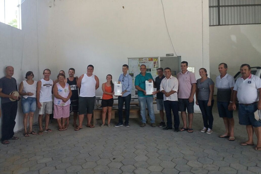 Moradores do Belchior e Arraial recebem produto para controle de borrachudos