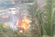 Inc�ndio destr�i casa no bairro Bela Vista, em Gaspar